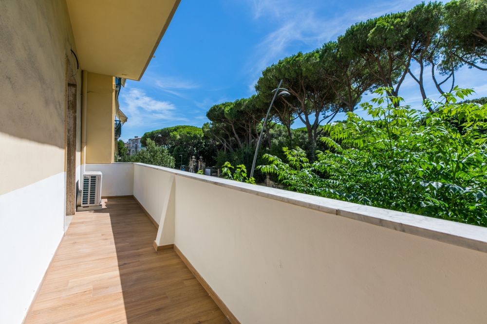 Appartamento trilocale con balcone completamente ristrutturato a nuovo in vendita a Livorno zona Fabbricotti