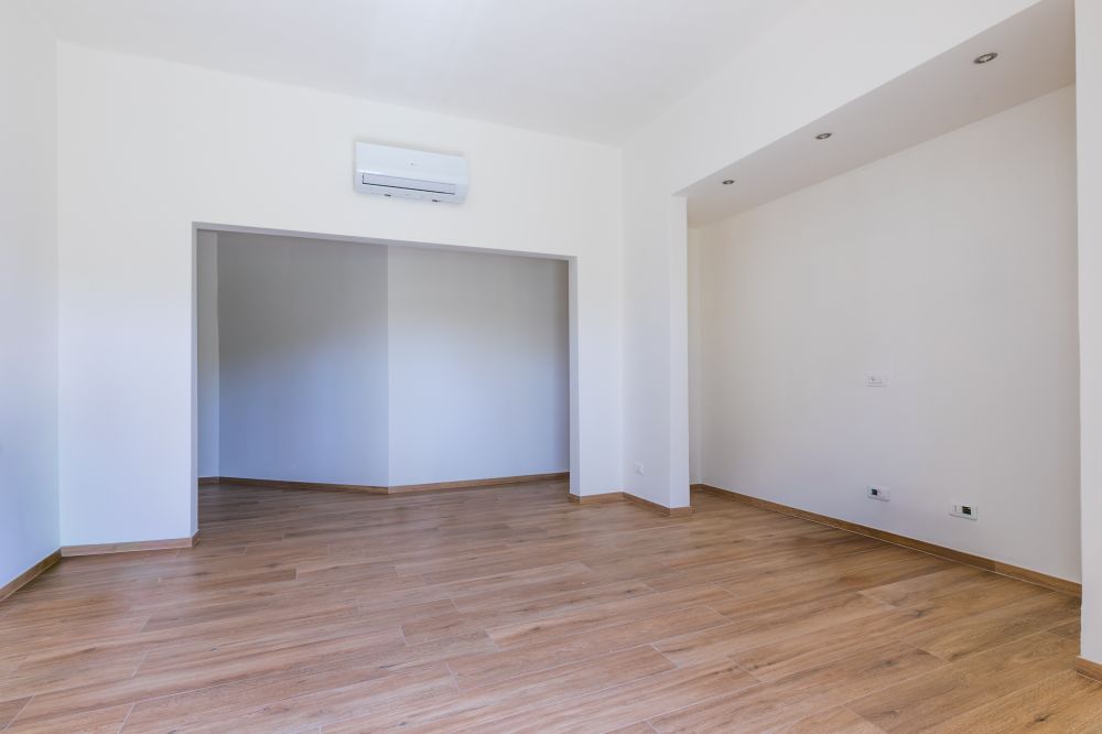 Appartamento trilocale con balcone completamente ristrutturato a nuovo in vendita a Livorno zona Fabbricotti