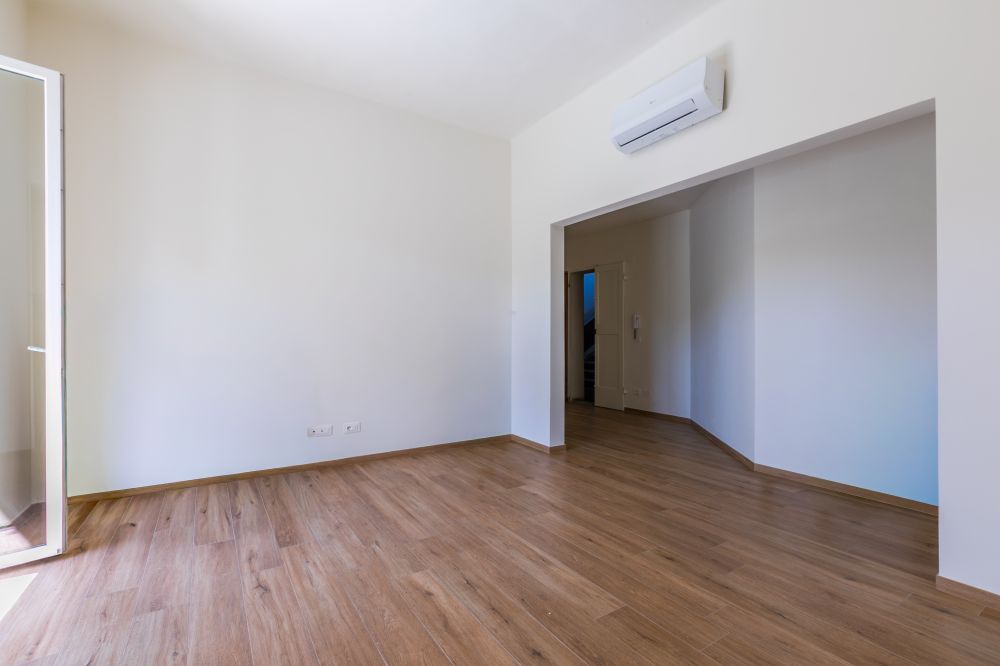 Appartamento trilocale con balcone completamente ristrutturato a nuovo in vendita a Livorno zona Fabbricotti