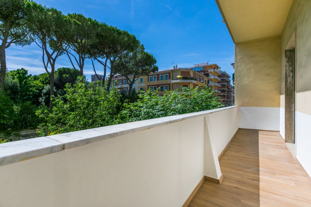Appartamento trilocale con balcone completamente ristrutturato a nuovo in vendita a Livorno zona Fabbricotti