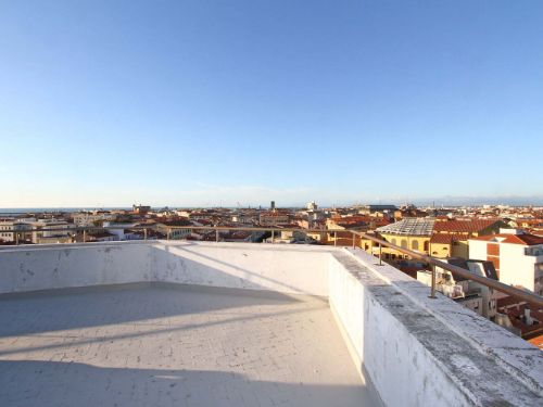 terrazza Attico zona centro con tre terrazze abitabile in vendita a Livorno