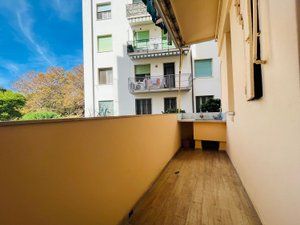 Appartamento ampio e luminoso con giardino in vendita a Livorno zona Montebello