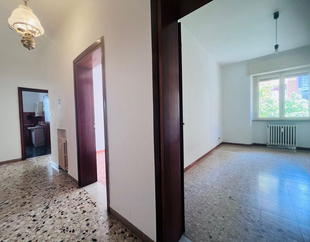 Appartamento ampio e luminoso con giardino in vendita a Livorno zona Montebello