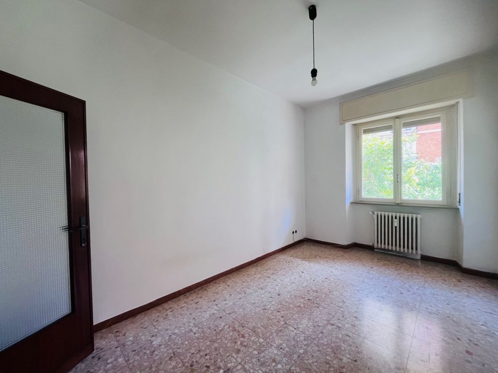 Appartamento ampio e luminoso con giardino in vendita a Livorno zona Montebello