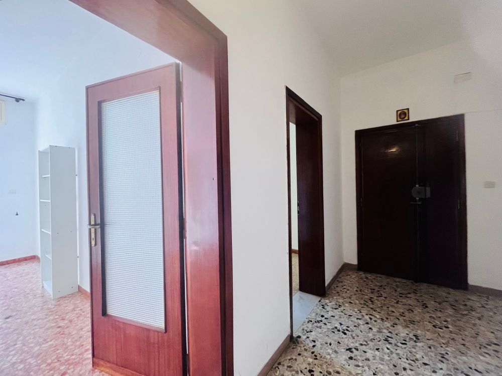 Appartamento ampio e luminoso con giardino in vendita a Livorno zona Montebello