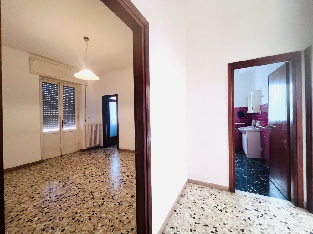 Appartamento ampio e luminoso con giardino in vendita a Livorno zona Montebello