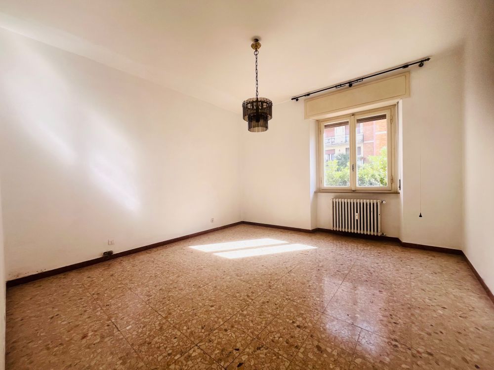 Appartamento ampio e luminoso con giardino in vendita a Livorno zona Montebello