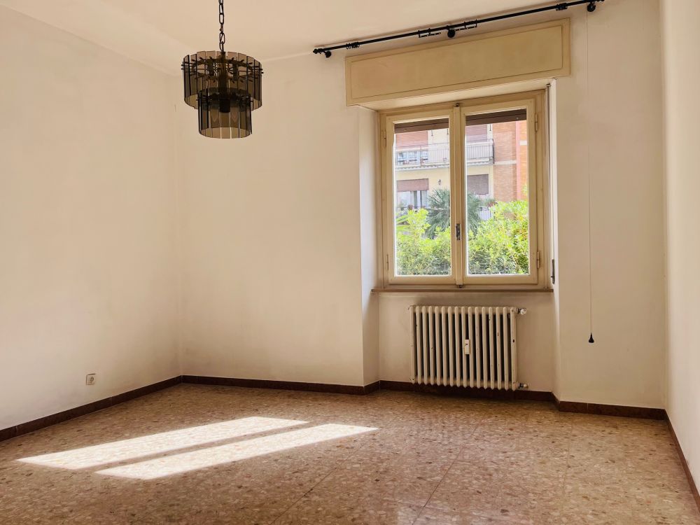 Appartamento ampio e luminoso con giardino in vendita a Livorno zona Montebello