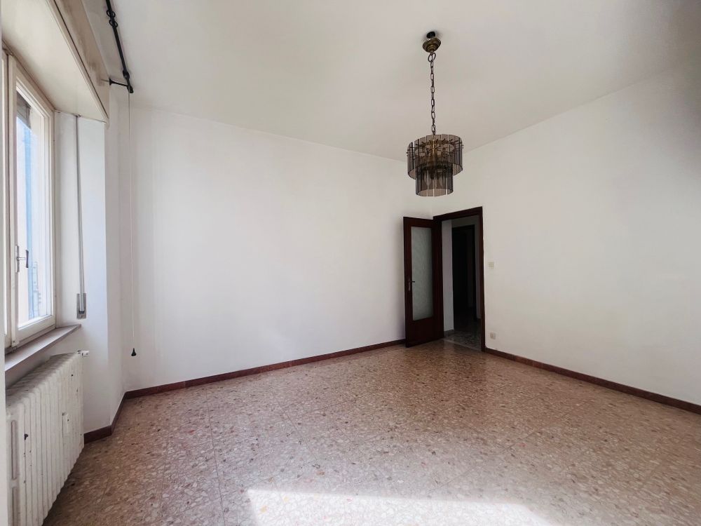 Appartamento ampio e luminoso con giardino in vendita a Livorno zona Montebello
