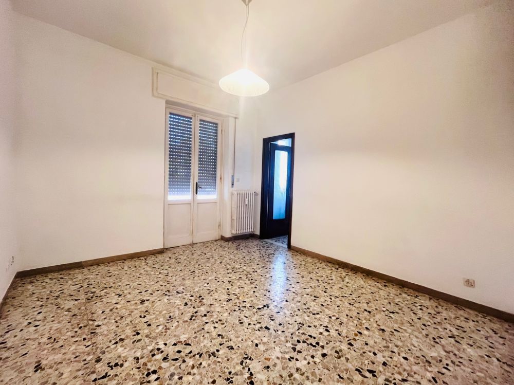 Appartamento ampio e luminoso con giardino in vendita a Livorno zona Montebello