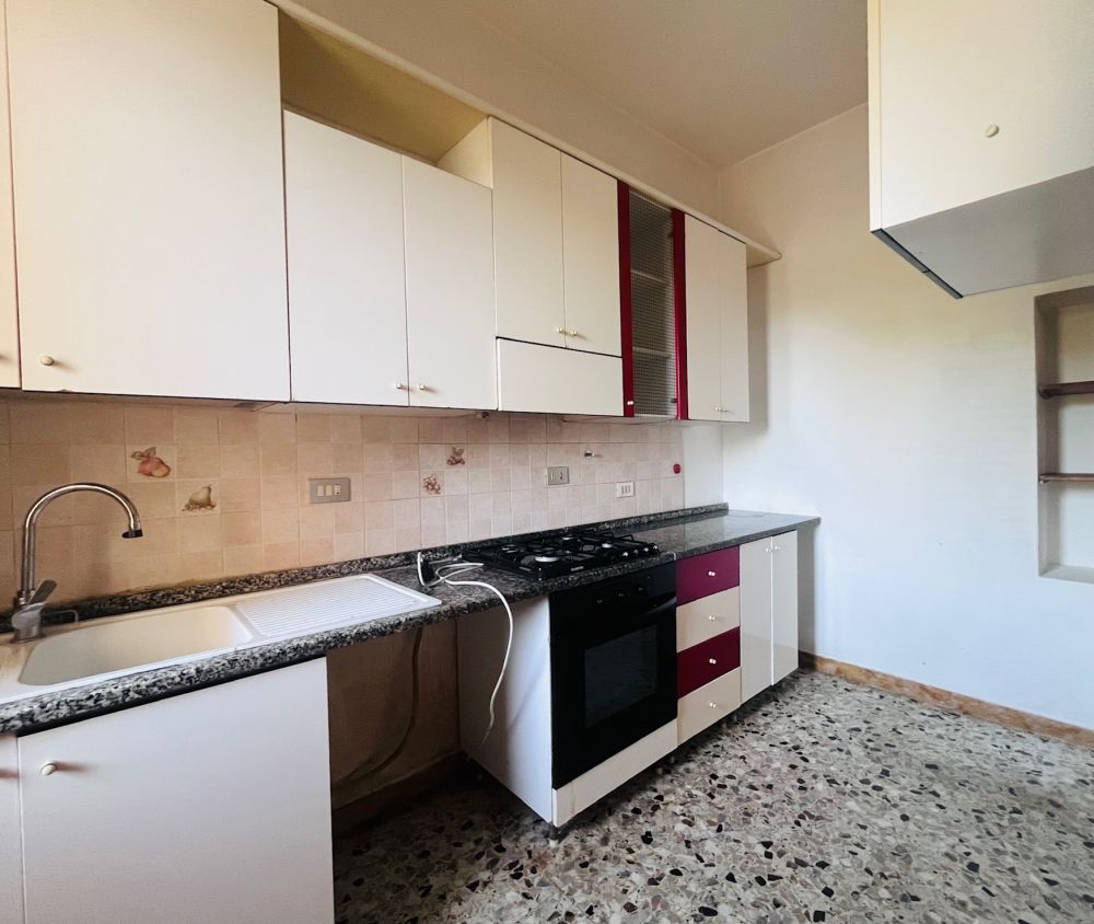 Appartamento ampio e luminoso con giardino in vendita a Livorno zona Montebello