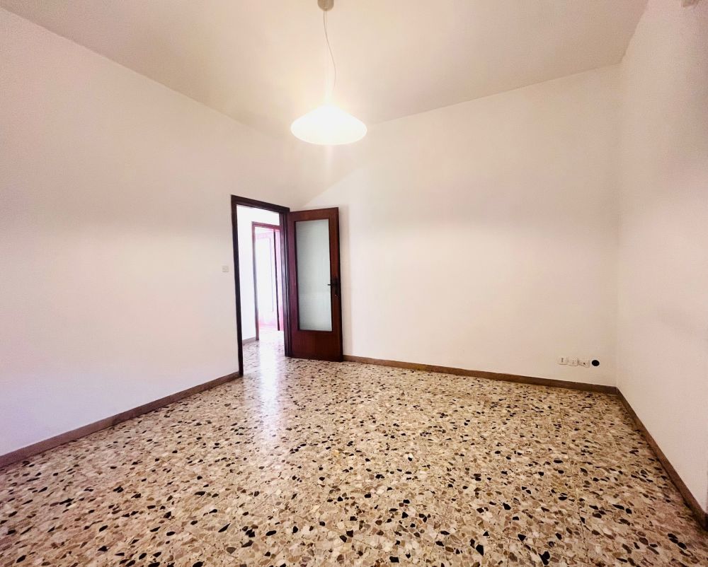 Appartamento ampio e luminoso con giardino in vendita a Livorno zona Montebello