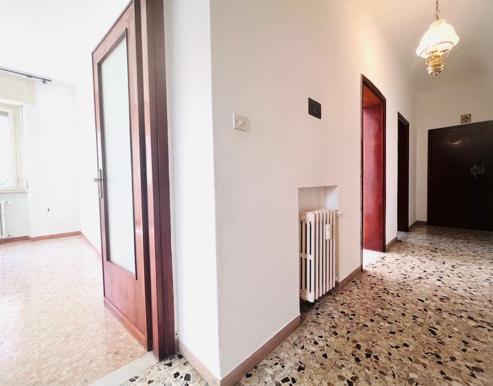 Appartamento ampio e luminoso con giardino in vendita a Livorno zona Montebello