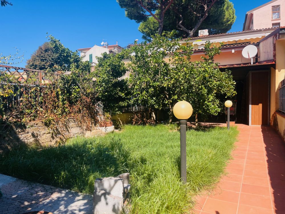 appartamento in vendita a livorno zona Ardenza con Giardino e posto auto