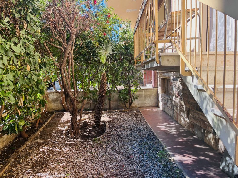 Appartamento ampio e luminoso con giardino in vendita a Livorno zona Montebello