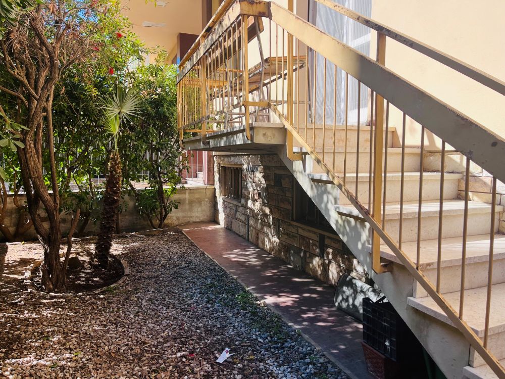 Appartamento ampio e luminoso con giardino in vendita a Livorno zona Montebello
