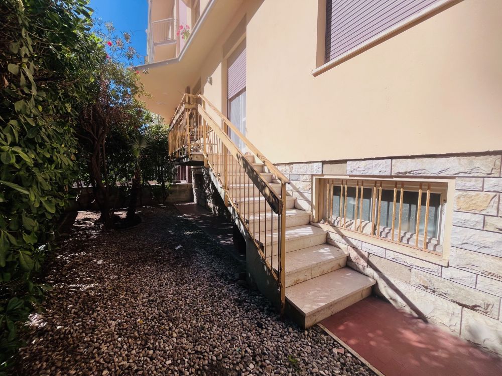 Appartamento ampio e luminoso con giardino in vendita a Livorno zona Montebello
