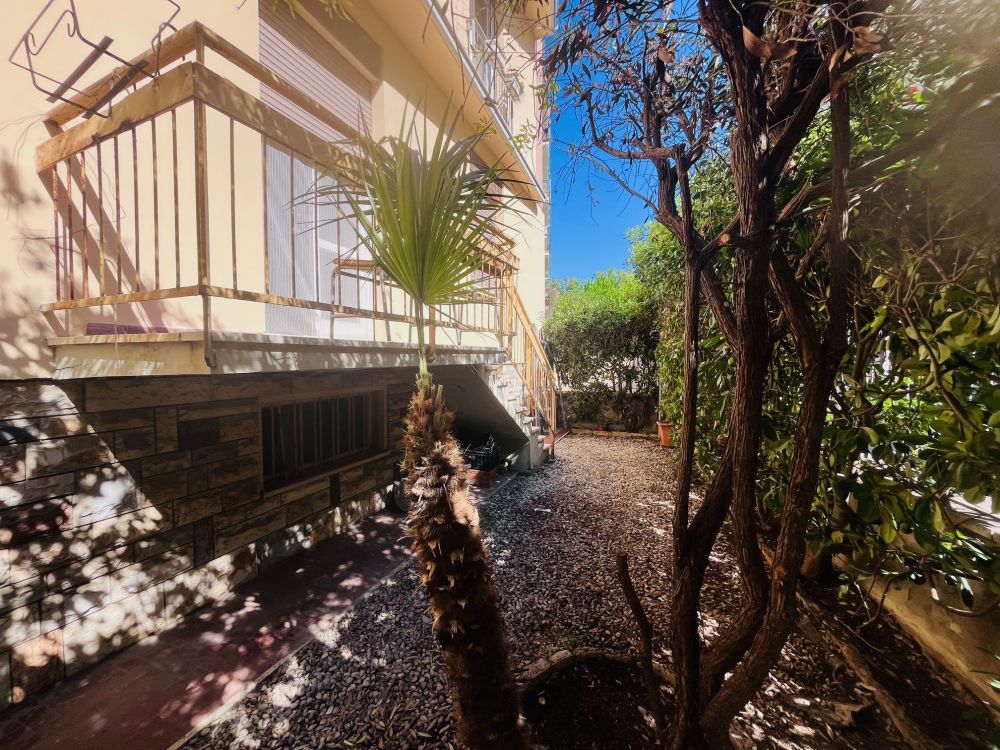 Appartamento ampio e luminoso con giardino in vendita a Livorno zona Montebello