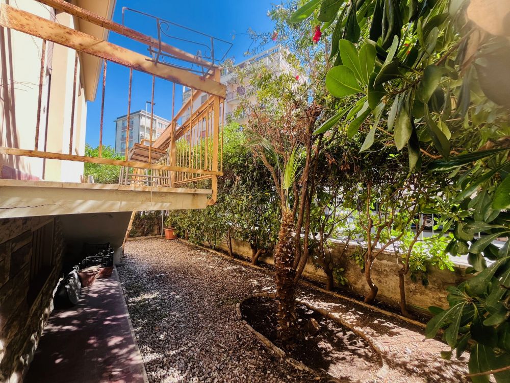 Appartamento ampio e luminoso con giardino in vendita a Livorno zona Montebello