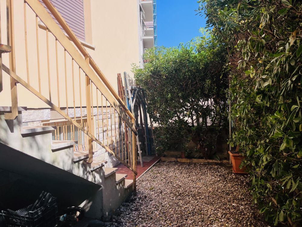 Appartamento ampio e luminoso con giardino in vendita a Livorno zona Montebello
