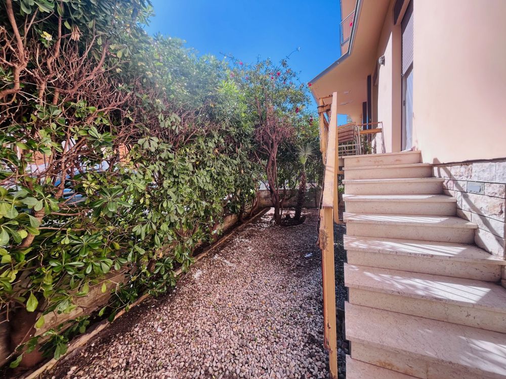 Appartamento ampio e luminoso con giardino in vendita a Livorno zona Montebello