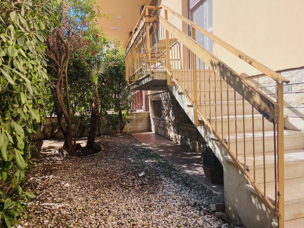 Appartamento ampio e luminoso con giardino in vendita a Livorno zona Montebello