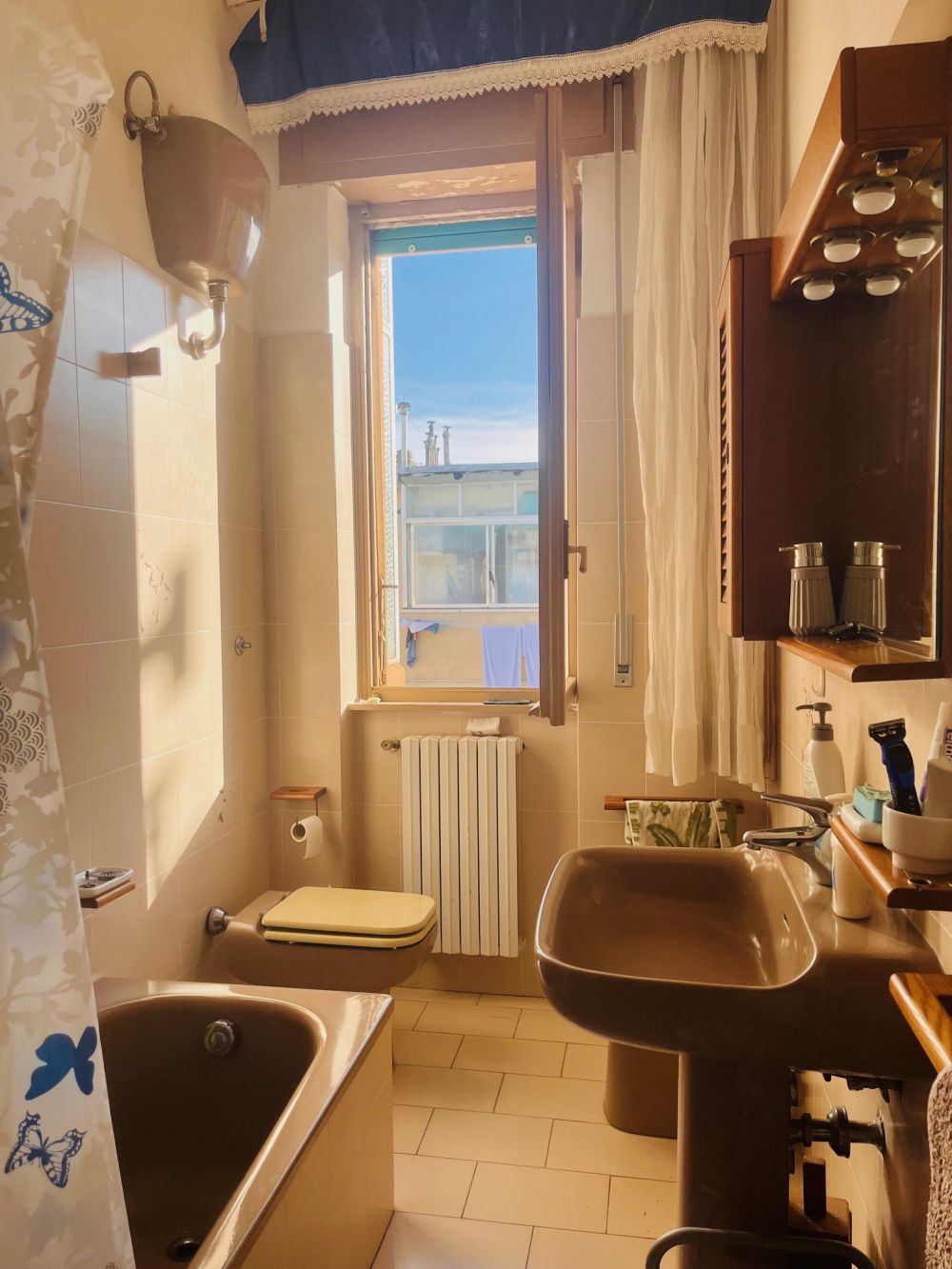 appartamento in vendita a Livorno zona Ospedale Marconi luminoso piano alto con 2 camere matrimoniali