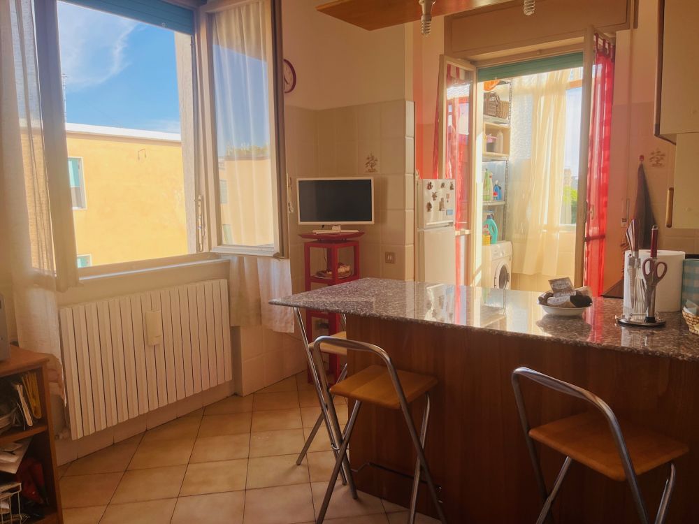 appartamento in vendita a Livorno zona Ospedale Marconi luminoso piano alto con 2 camere matrimoniali