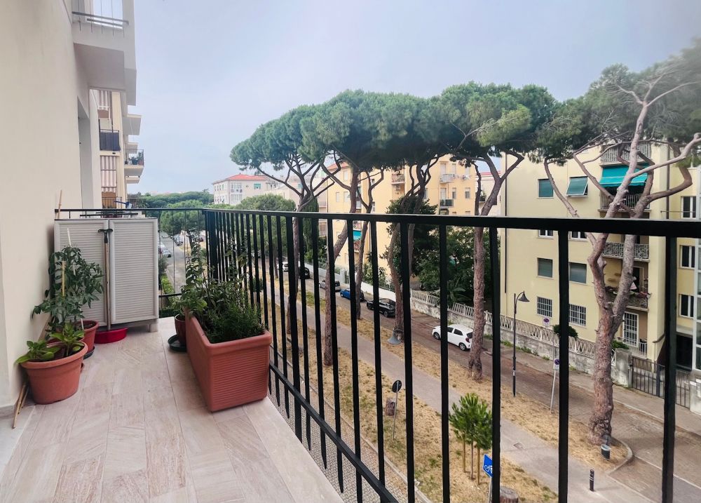 appartamento con 3 camere in vendita in Fabbricotti a Livorno con Garage e posto Auto