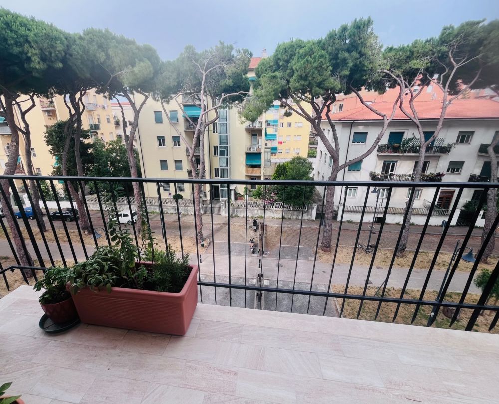 appartamento con 3 camere in vendita in Fabbricotti a Livorno con Garage e posto Auto