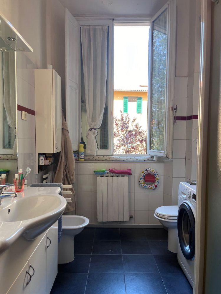 Appartamento ampio e silenzioso con balcone in vendita a Livorno zona porta a mare Viale Italia