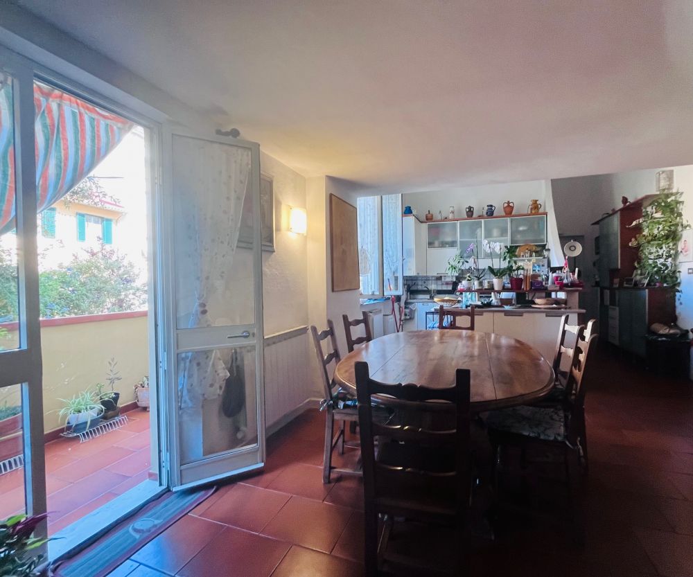 Appartamento ampio e silenzioso con balcone in vendita a Livorno zona porta a mare Viale Italia