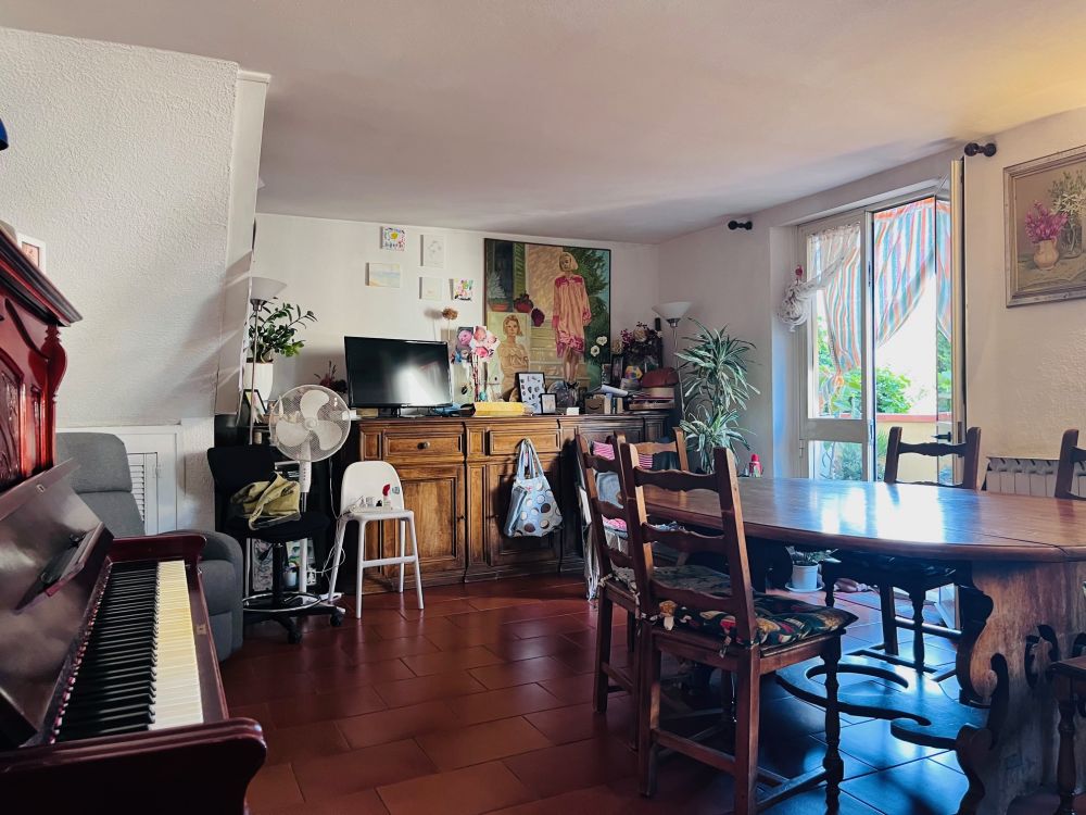 Appartamento ampio e silenzioso con balcone in vendita a Livorno zona porta a mare Viale Italia