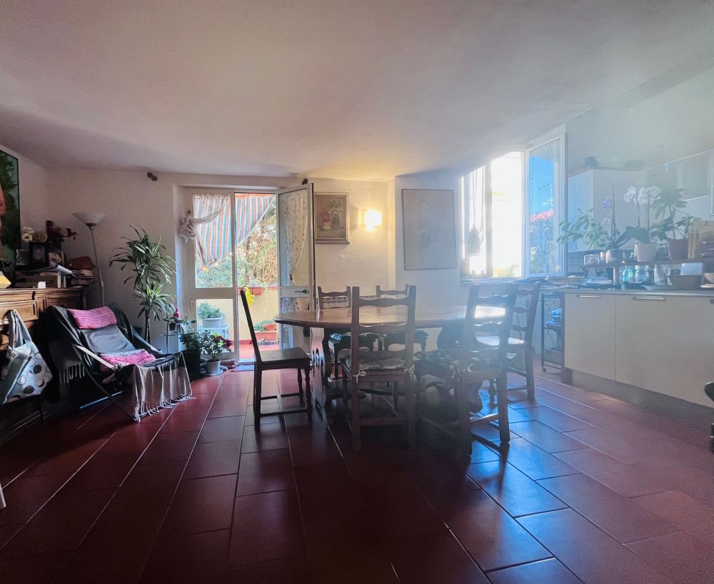Appartamento ampio e silenzioso con balcone in vendita a Livorno zona porta a mare Viale Italia
