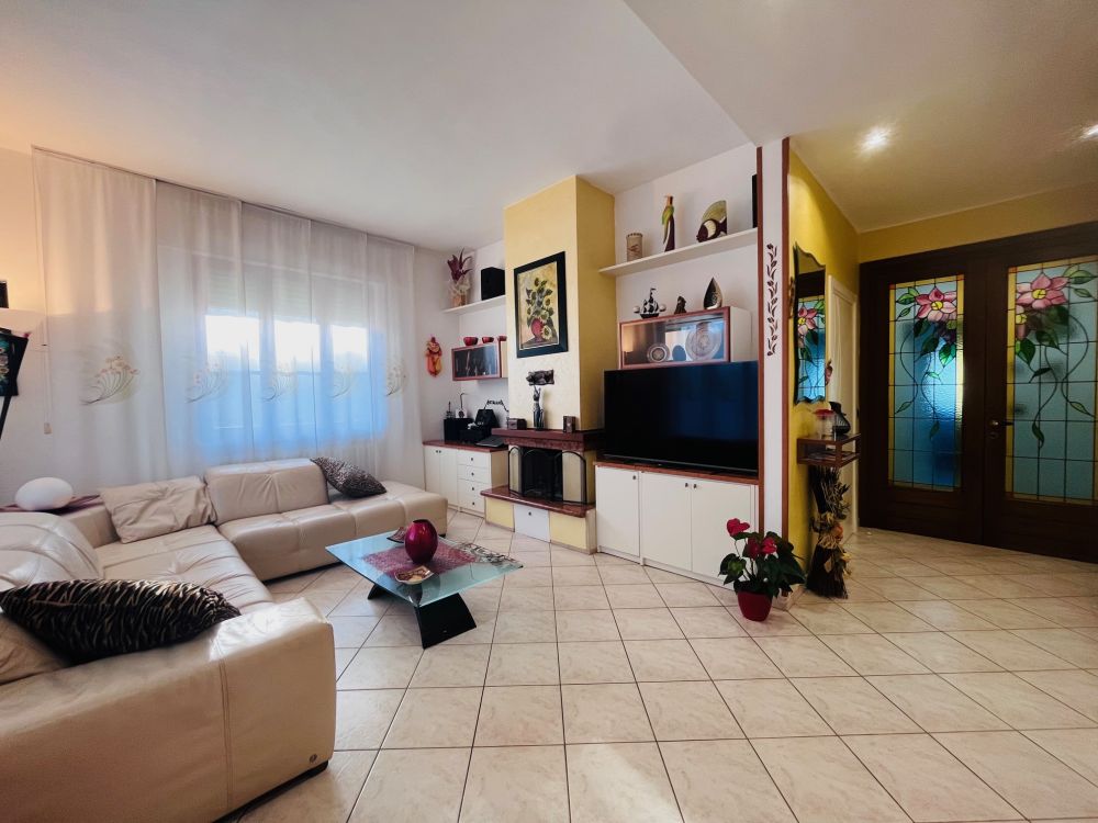Villetta Bifamiliare in vendita a Collesalvetti Livorno con giardino e terreno e garage