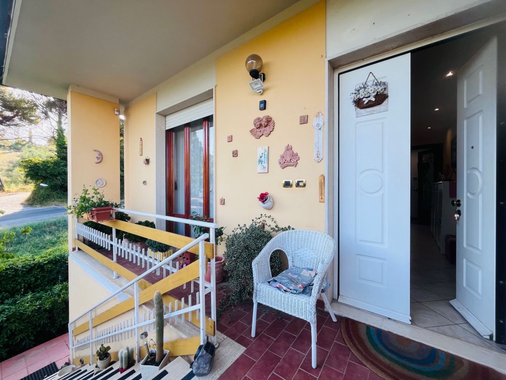 Villetta Bifamiliare in vendita a Collesalvetti Livorno con giardino e terreno e garage