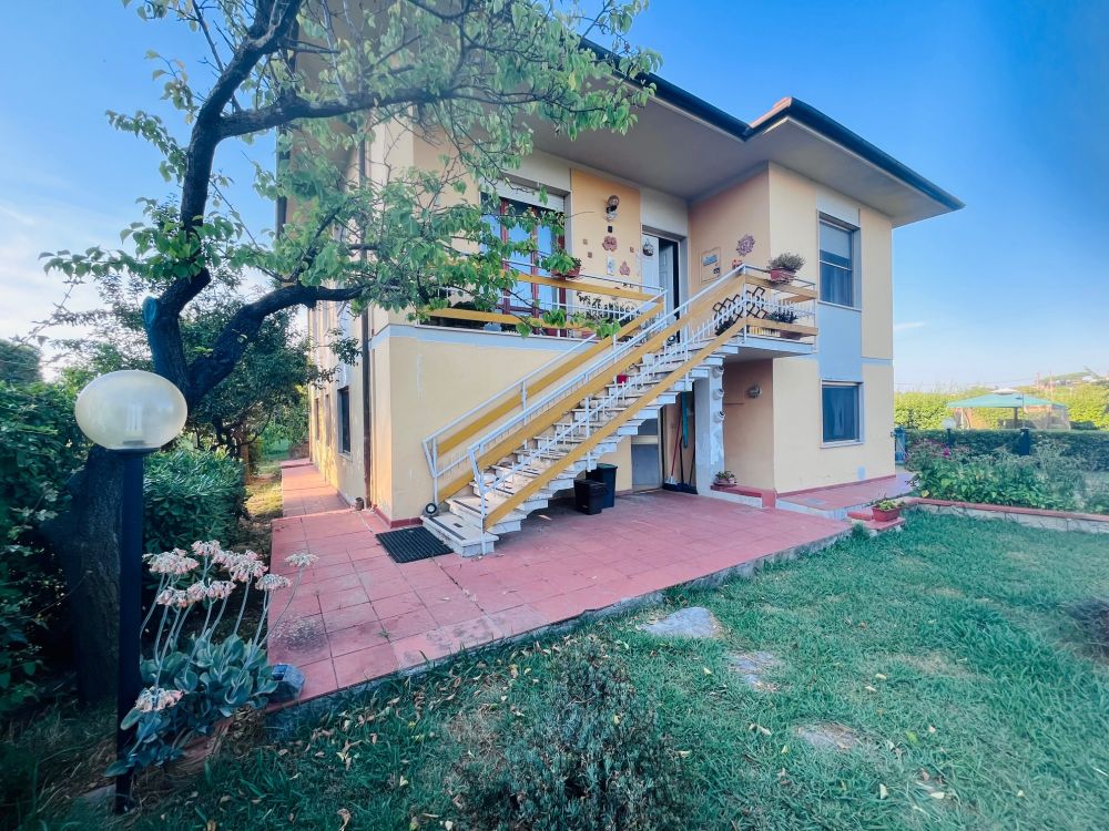 Villetta Bifamiliare in vendita a Collesalvetti Livorno con giardino e terreno e garage