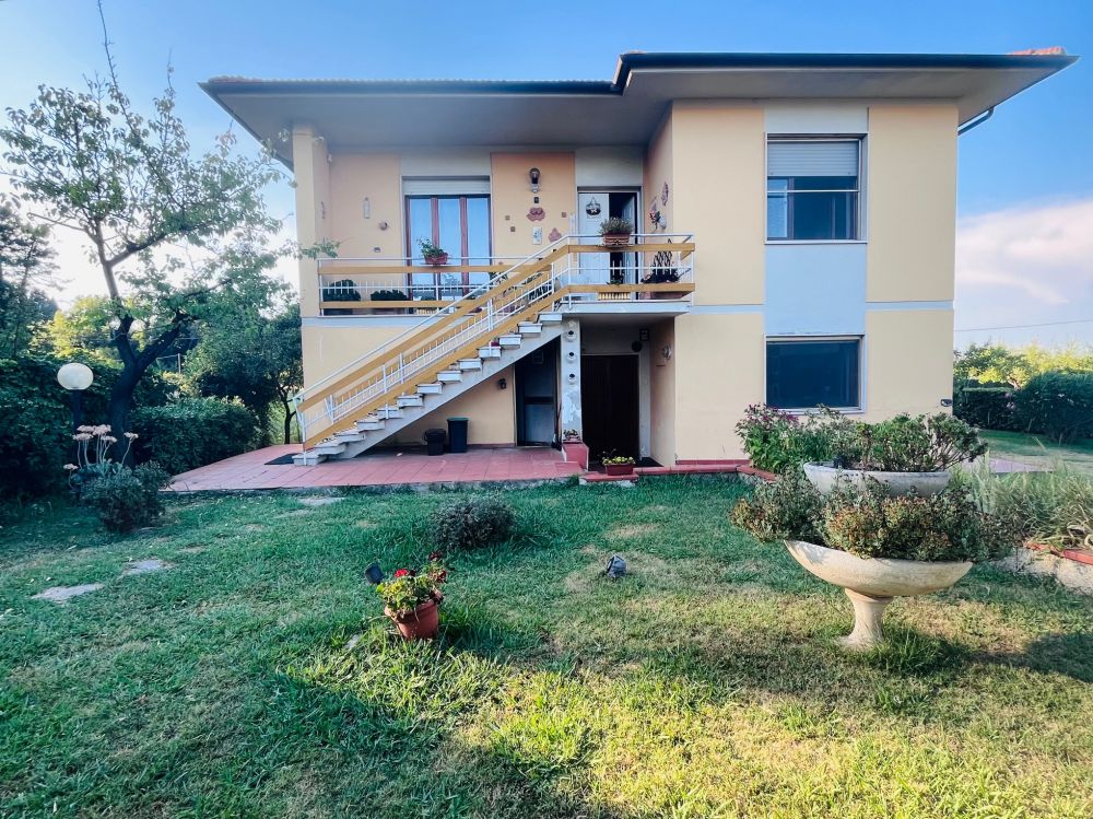 Villetta Bifamiliare in vendita a Collesalvetti Livorno con giardino e terreno e garage
