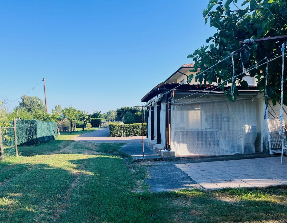Villetta Bifamiliare in vendita a Collesalvetti Livorno con giardino e terreno e garage