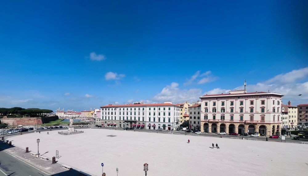 appartamento trilocale luminoso con affaccio su Piazza della Repubblica in vendita a Livorno