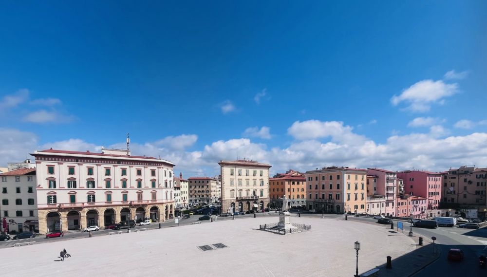 appartamento trilocale luminoso con affaccio su Piazza della Repubblica in vendita a Livorno