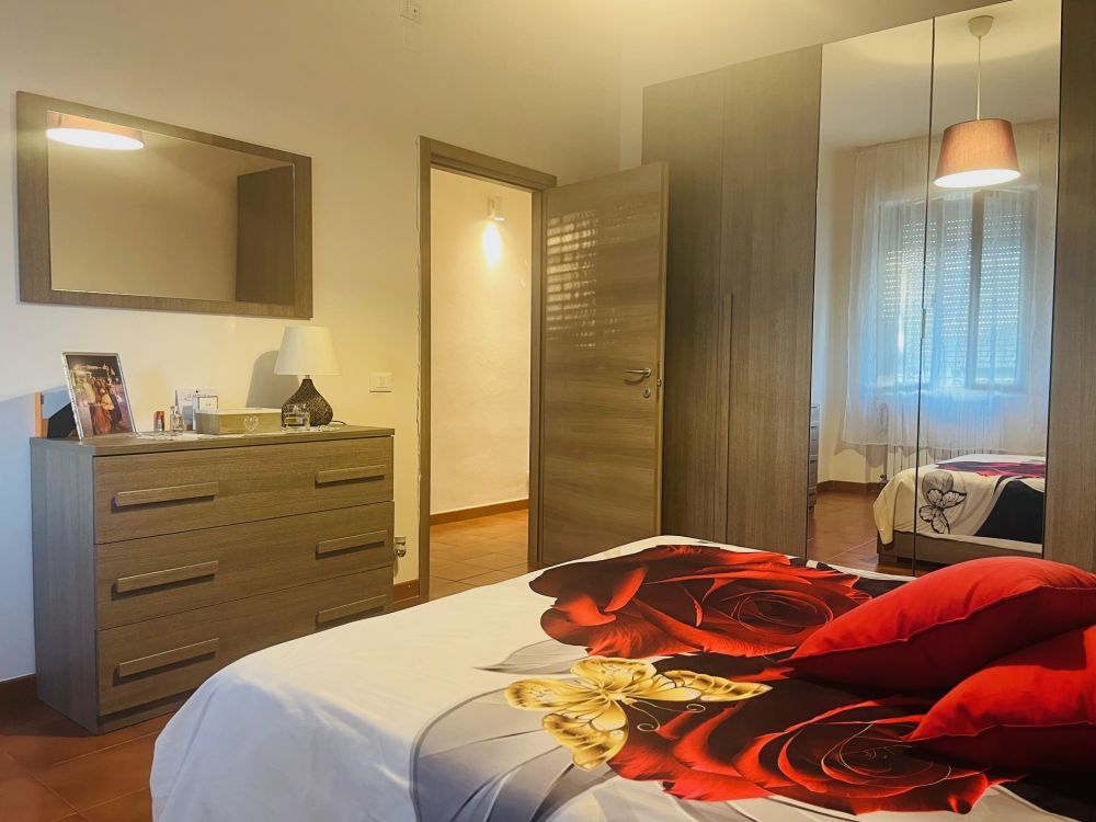 appartamento quadrilocale con 2 camere matrimoniali e cantina in vendita a Livorno zona Coteto