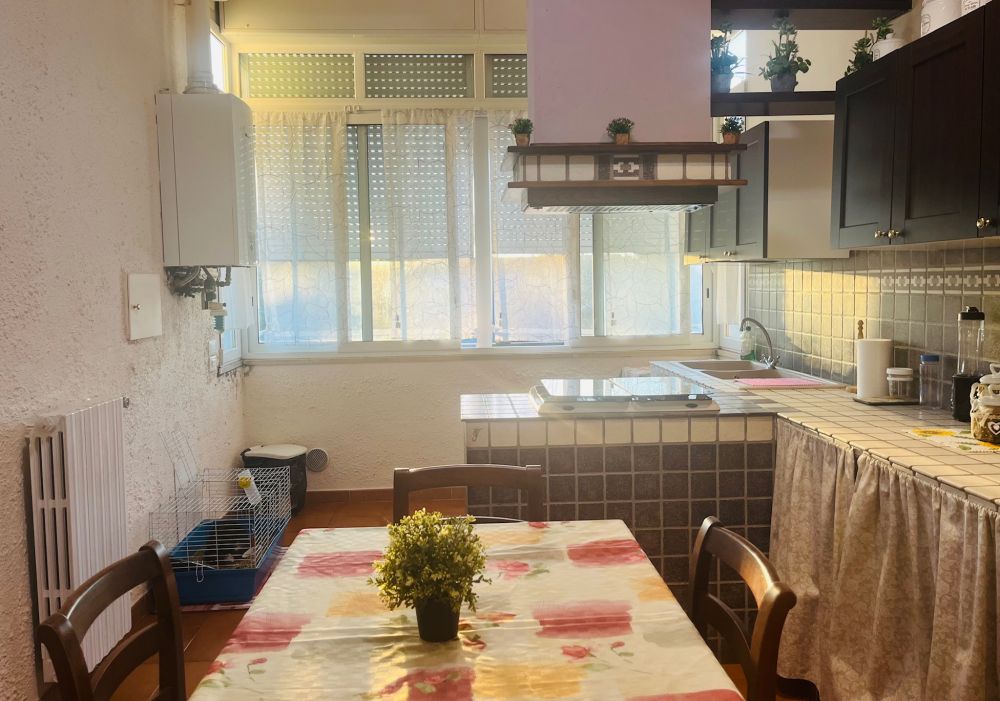 appartamento quadrilocale con 2 camere matrimoniali e cantina in vendita a Livorno zona Coteto