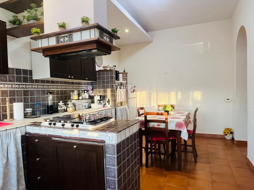 appartamento quadrilocale con 2 camere matrimoniali e cantina in vendita a Livorno zona Coteto