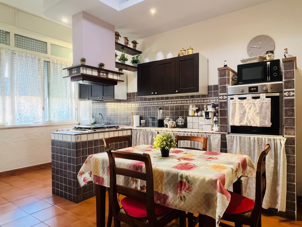 appartamento quadrilocale con 2 camere matrimoniali e cantina in vendita a Livorno zona Coteto