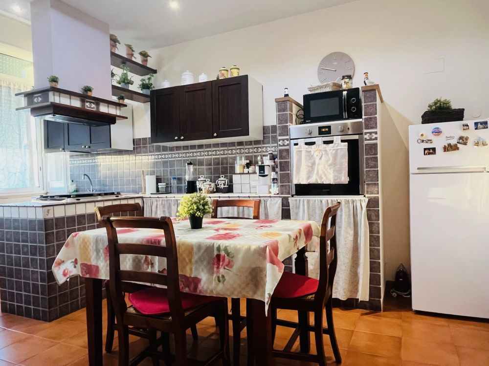 appartamento quadrilocale con 2 camere matrimoniali e cantina in vendita a Livorno zona Coteto