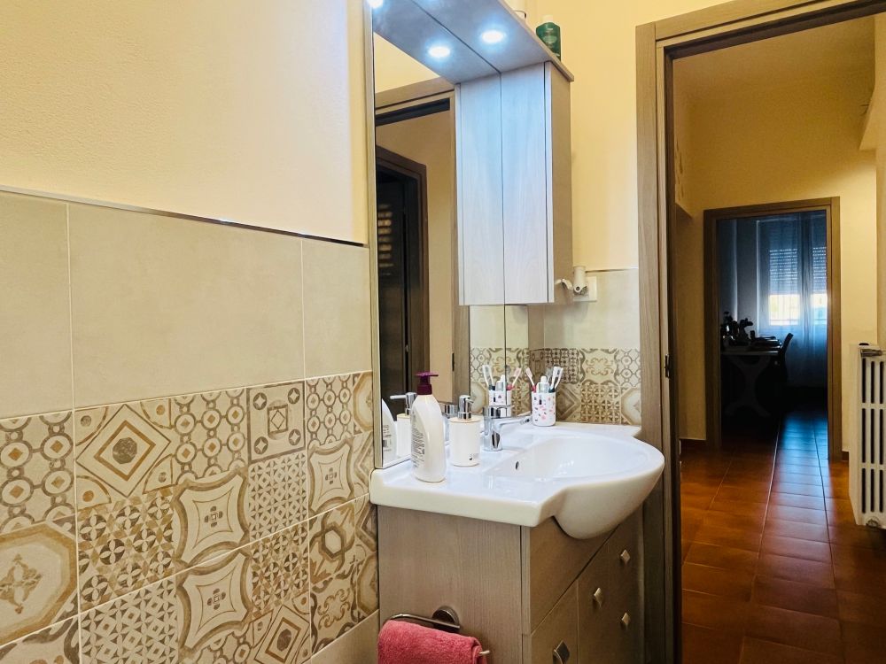 appartamento quadrilocale con 2 camere matrimoniali e cantina in vendita a Livorno zona Coteto