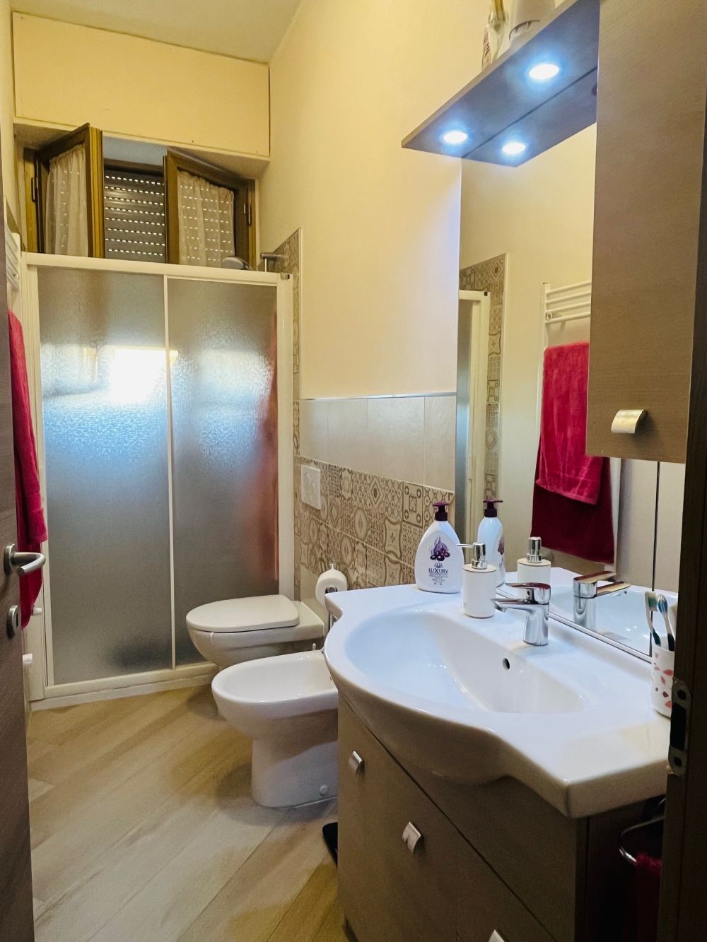 appartamento quadrilocale con 2 camere matrimoniali e cantina in vendita a Livorno zona Coteto