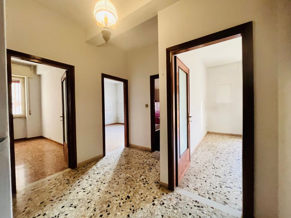 appartamento in vendita a Livorno zona Montebello. Luminoso con 3 camere.