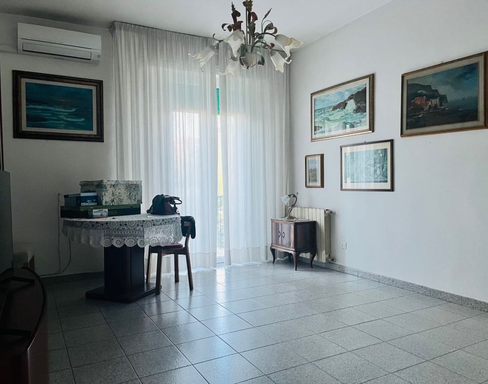 appartamento in vendita in via Giolitti con due camere e cantina a Livorno